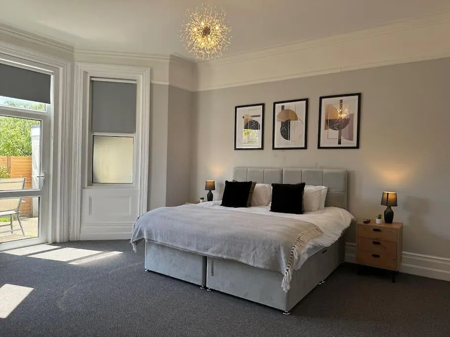 Spacious, Modern 3 Bedroom Apartment With Parking Bournemouth