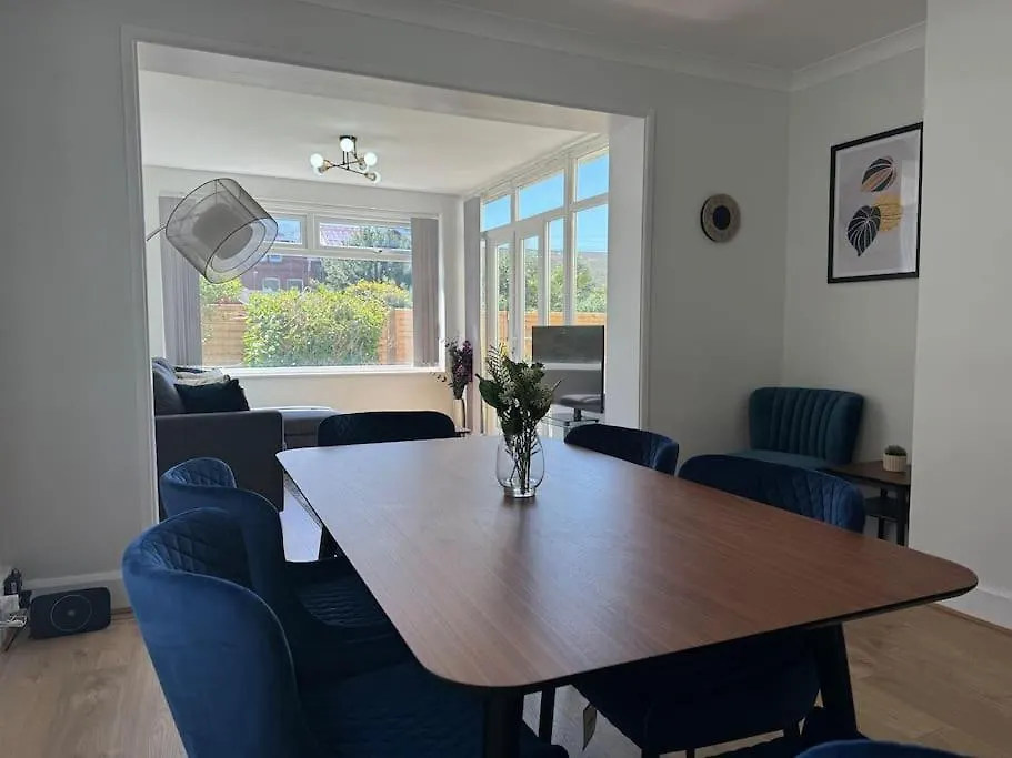 Spacious, Modern 3 Bedroom Apartment With Parking Bournemouth 0*,  United Kingdom