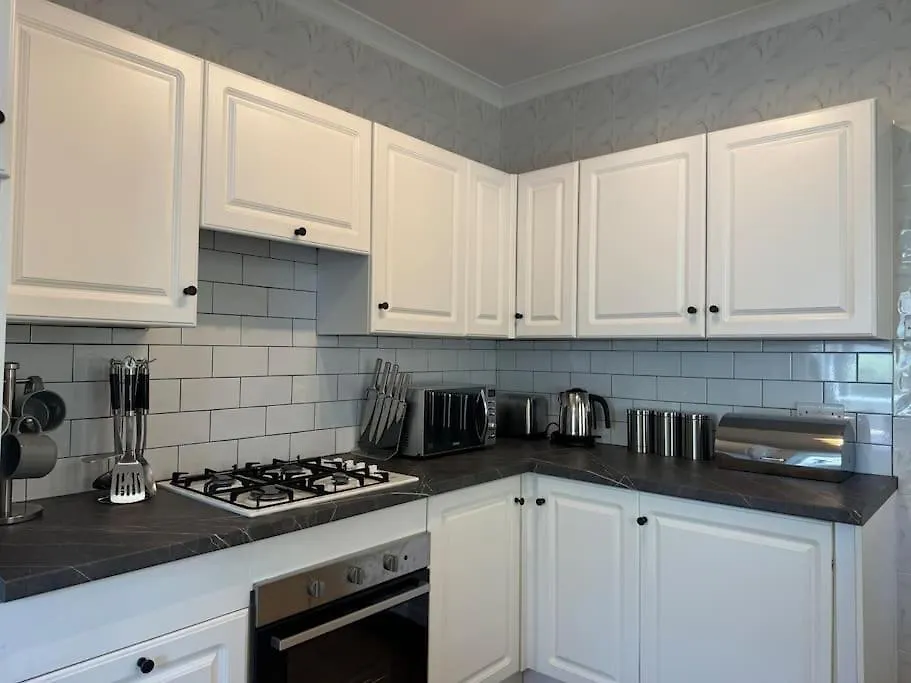 Spacious, Modern 3 Bedroom Apartment With Parking Bournemouth