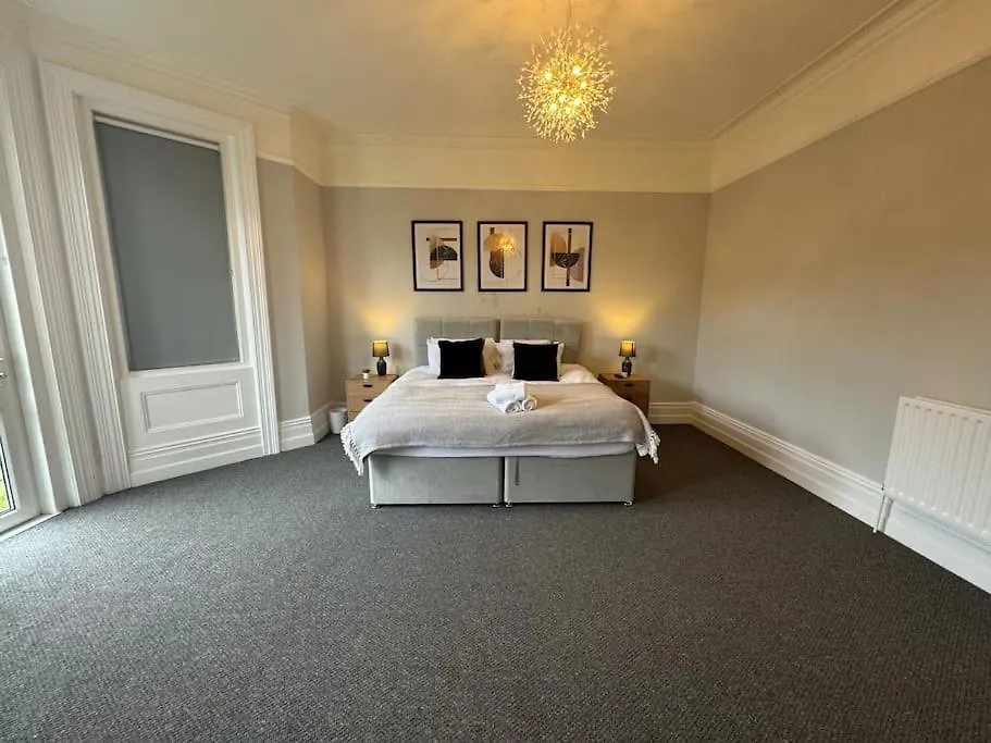 Spacious, Modern 3 Bedroom Apartment With Parking Bournemouth 0*,