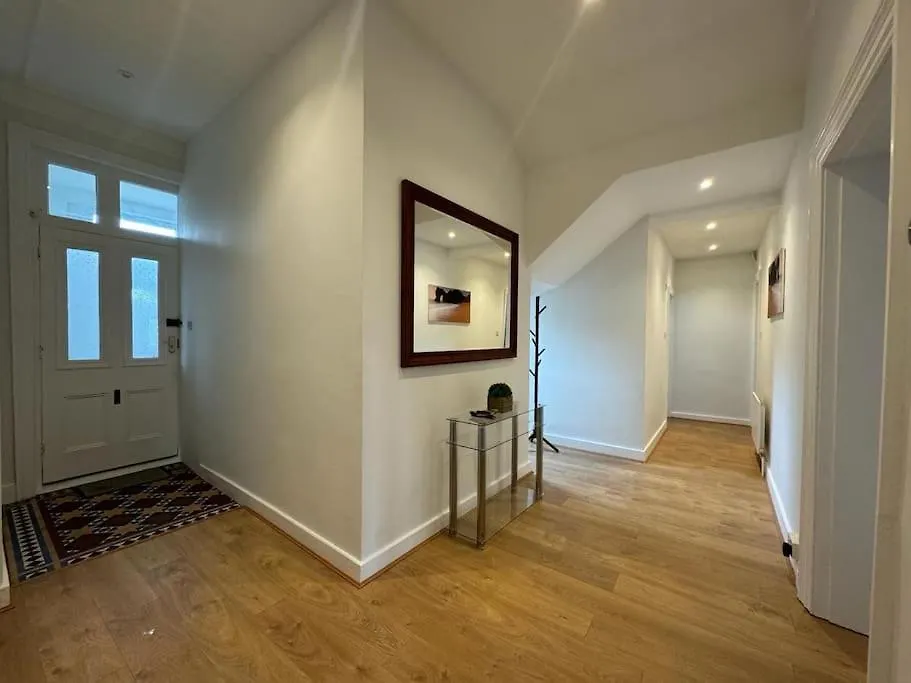 Spacious, Modern 3 Bedroom Apartment With Parking Bournemouth