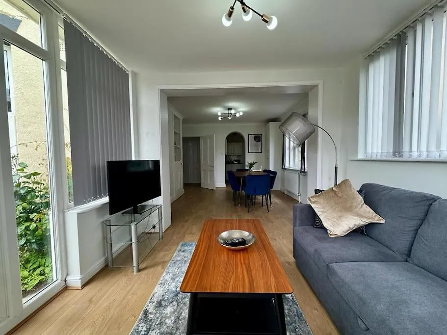 Spacious, Modern 3 Bedroom Apartment With Parking Bournemouth