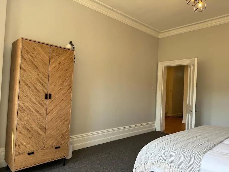 Spacious, Modern 3 Bedroom Apartment With Parking Bournemouth