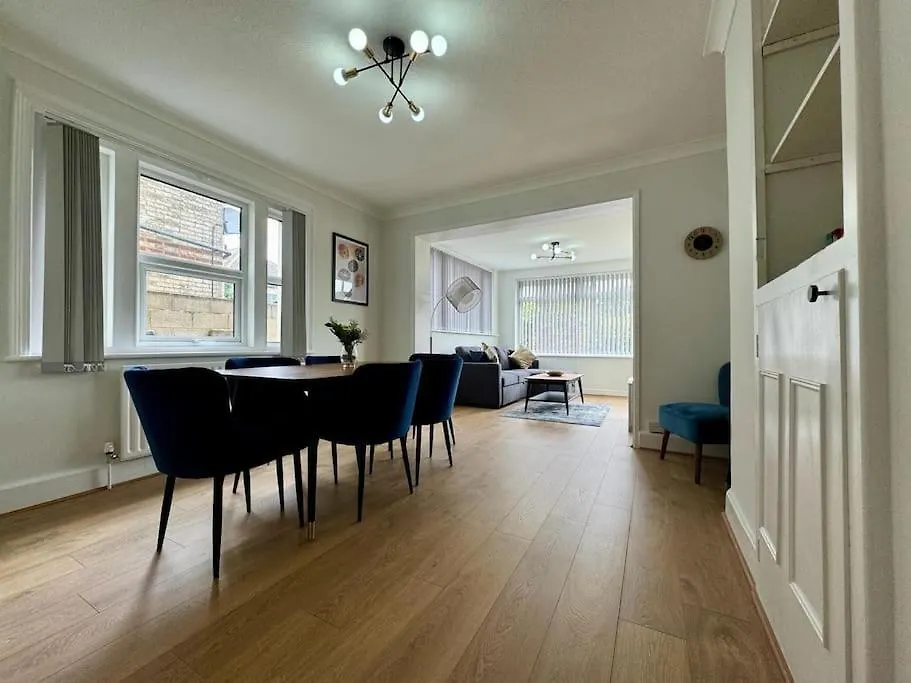 Spacious, Modern 3 Bedroom Apartment With Parking Bournemouth